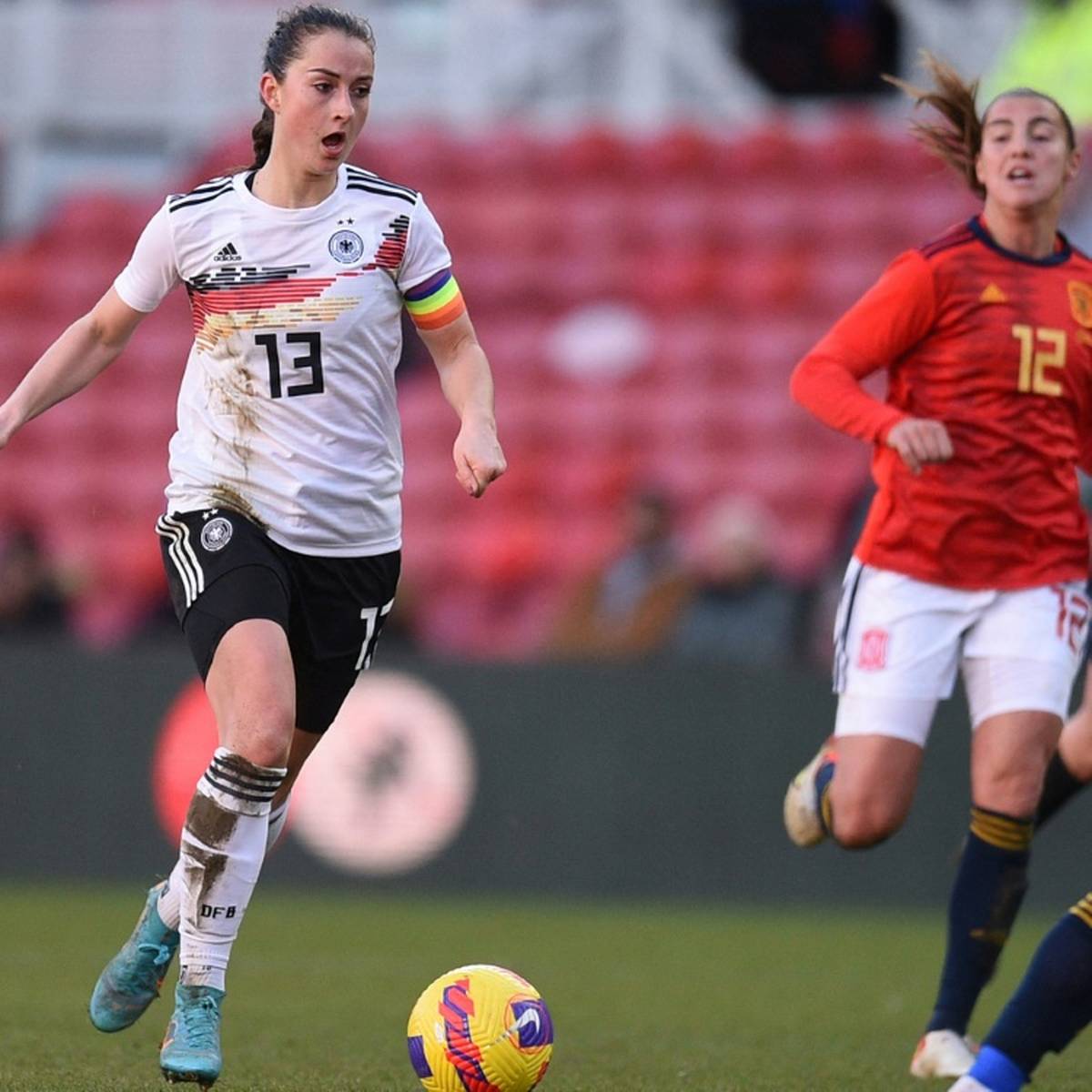 Der Einsatz von Nationalspielerin Sara Däbritz beim EM-Auftakt gegen Dänemark ist aufgrund von leichten muskulären Problemen fraglich.