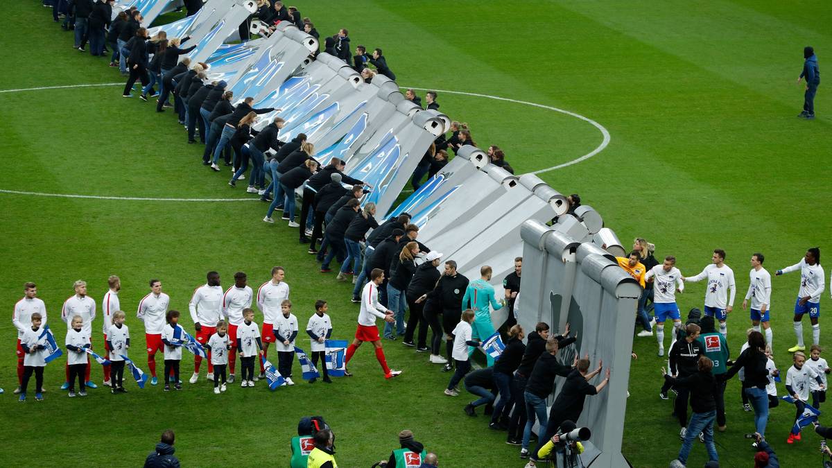 Kurz vor dem Anpfiff folgt dann der große Moment: Die Mauer fällt!