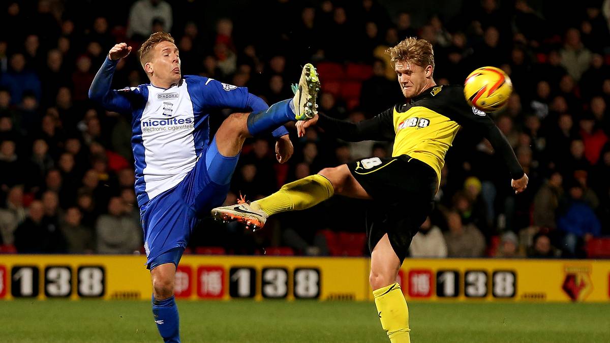 ...zum FC Watford auf die Insel transferiert, der den gleichen Besitzer hat wie Udine - wohin Merkel bald auch wieder zurückgeschickt wurde. Zwischendurch landete er bei den Grashopper Zürich und in Pisa. Nirgends aber wurde mit Merkel langfristig geplant