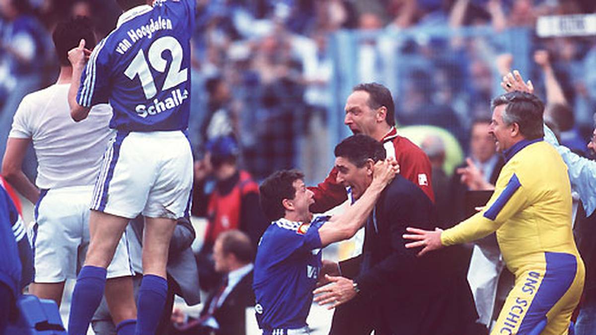 Aus Hamburg wird anschließend der Zwischenstand vermeldet: Bayern liegt hinten - damit wäre Schalke Meister. Das Gerücht, das Spiel wäre aus, macht die Runde, die Schalker jubeln auf dem Rasen