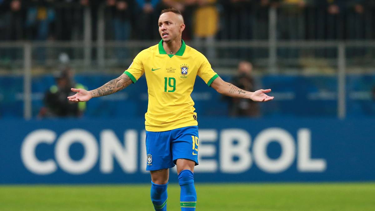 Mit ein, zwei Transfers von City darf dagegen gerechnet werden. In der Innenverteidigung braucht es noch einen Kompany-Ersatz. Harry Maguire und auch Nico Elvedi aus Gladbach werden gehandelt, aber auch Nathan Aké aus Bournemouth. Im Falle eines Sané-Abgangs könnte Éverton (Bild, Gremio) eine Alternative auf der Außenbahn werden