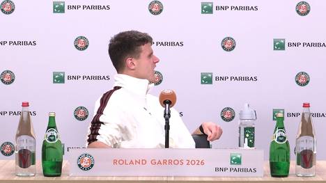Der Halbfinalgegner von Alexander Zverev bei den French Open hat für einen kuriosen Moment auf der Pressekonferenz gesorgt. Plötzlich zuckte Jakub Mensik ein Krampf in die Beine. 