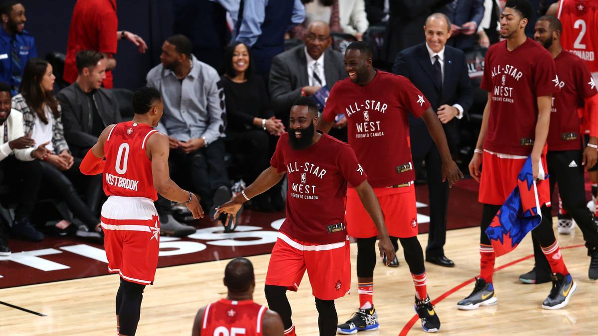 Die Juroren wählen ihre Favoriten ins erste, zweite oder dritte Team. Entsprechend verteilen sie fünf Punkte, drei oder einen Punkt. Eine Mannschaft besteht aus zwei Guards, zwei Forwards und einem Center. SPORT1 zeigt die Auserwählten