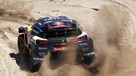 Carlos Sainz führt die Rallye Dakar mit seinem Peugeot an
