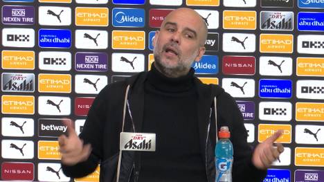 Manchester Citys Trainer Pep Guardiola spricht über die derzeitigen Probleme seines Teams und wird dabei sarkastisch.