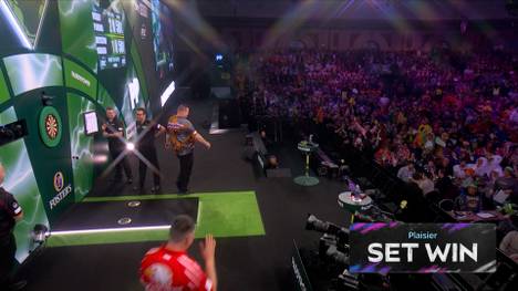 Kurioser Moment beim ersten Spiel der Darts-WM nach Weihnachten. Krzysztof Ratajski vertut sich bei den Satzpausen und ist auf den Weg hinter die Bühne.