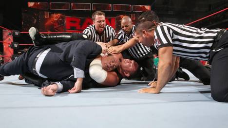 Samoa Joe würgte bei WWE Monday Night RAW Paul Heyman, das Sprachrohr von Brock Lesnar
