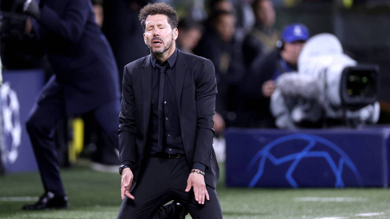 Atlético-Trainer Diego Simeone reagierte theatralisch auf eine verpasste Chance seiner Mannschaft und sank auf die Knie