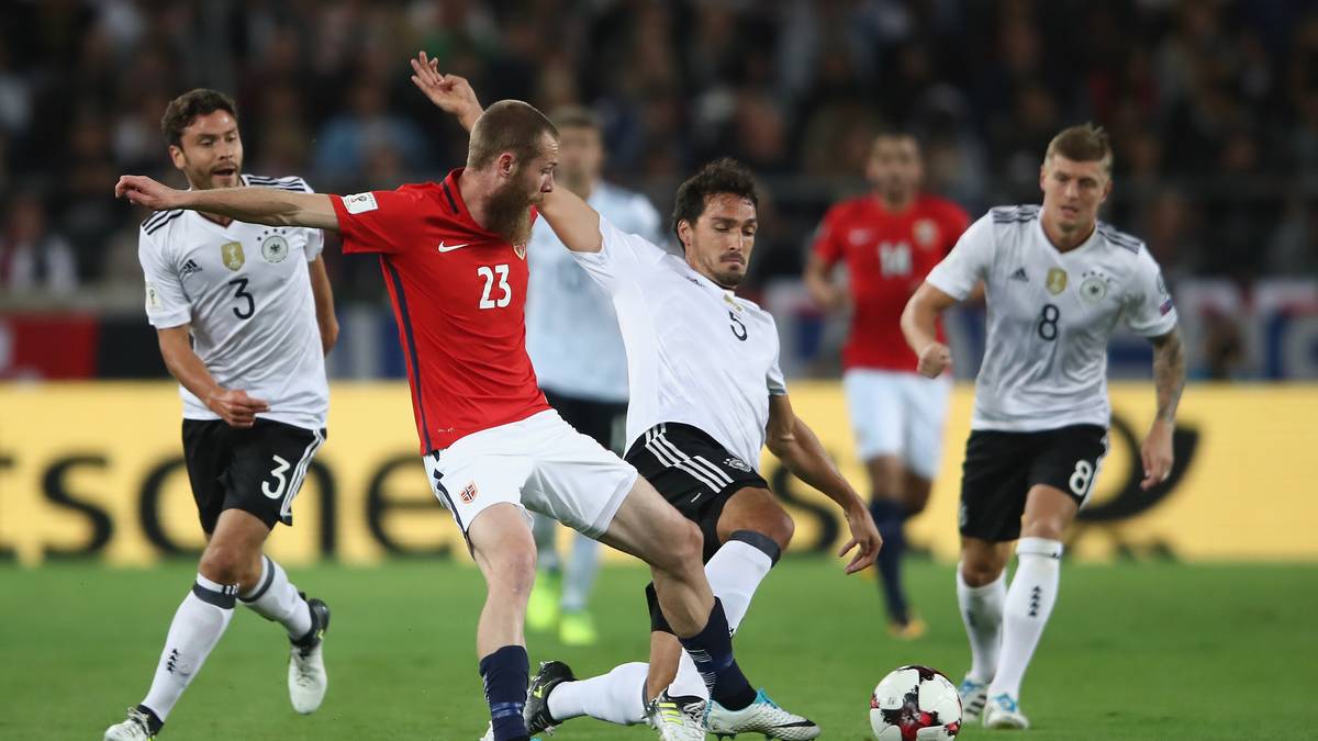 MATS HUMMELS: Die Souveränität in Person in der Abwehrzentrale. Defensiv kaum gefordert und Ausgangspunkt vieler guter Spielzüge. Nur einmal mit Glück, als er eine Hereingabe von Joshua King fast ins eigene Tor lenkte (57.). SPORT1-Note: 2