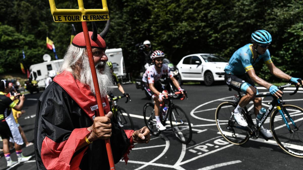 Mindestens ebenso bekannt wie die legendären Antritte und Siege auf dem Tourmalet sind seine Fans: Hunderte weiße Campingfahrzeuge säumen den Pass, zigtausende Fans begleiten die Fahrer - auch in teils skurrilen Kostümen