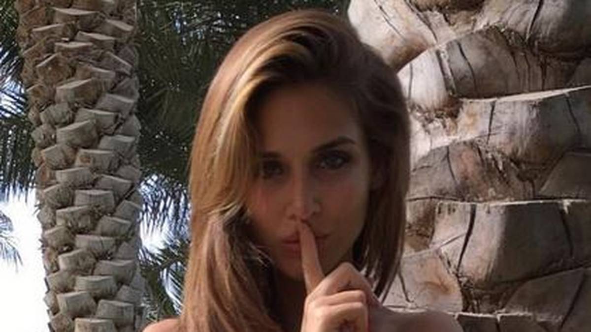 Brömmel postet gerne offenherzige Fotos. Ob mit Bikini vor Palmen...