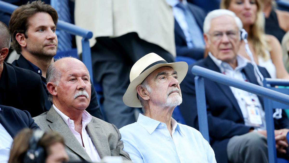 Die "Licence to win" gibt es von Sean Connery. Der frühere Bond-darsteller ist ein großer Federer-Fan - wie auch Schauspieler Bradley Cooper (oben links)