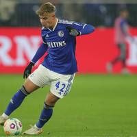 Der Vertrag des Junioren-Nationalspielers Keke Topp beim Fußball-Zweitligisten Schalke 04 hat sich um eine weitere Spielzeit verlängert.
