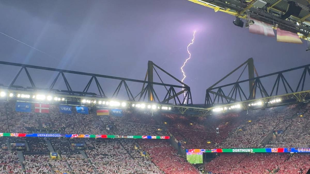 Das Achtelfinale zwischen Deutschland und Dänemark war aufgrund der Wetterlage für über 20 Minuten unterbrochen. Starker Regen, wiederholte Donnerschläge und Blitze am Himmel. SPORT1 zeigt die verrücktesten Bilder aus Dortmund. 