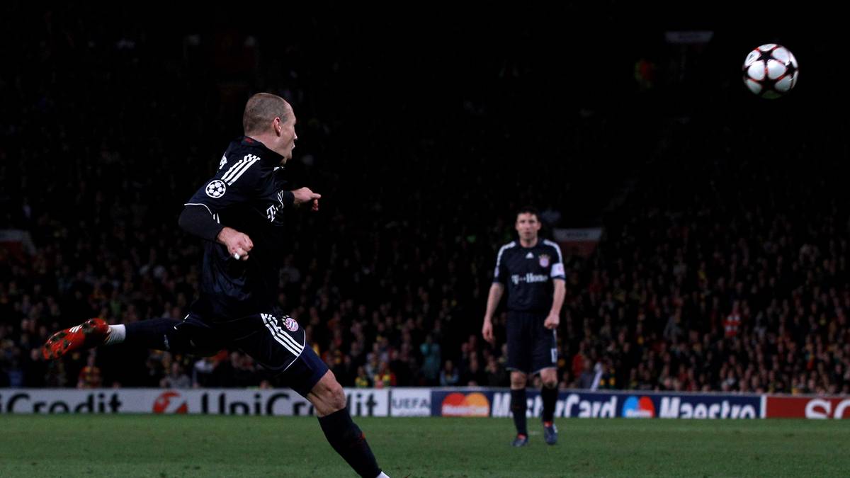PLATZ 13 - ARJEN ROBBEN: An den Kracher von Arjen Robben im "Old Trafford" 2010 erinnert sich jeder Bayern-Fan. Die Bayern liegen mit 1:3 bei ManUnited hinten und brauchen dringend ein Tor, als Franck Ribery eine Ecke quer über das Spielfeld zum Niederländer flankt. Dort zögert Robben nicht lange und knallt den Ball mit links volley ins lange Eck, vorbei am machtlosen Edwin van der Sar