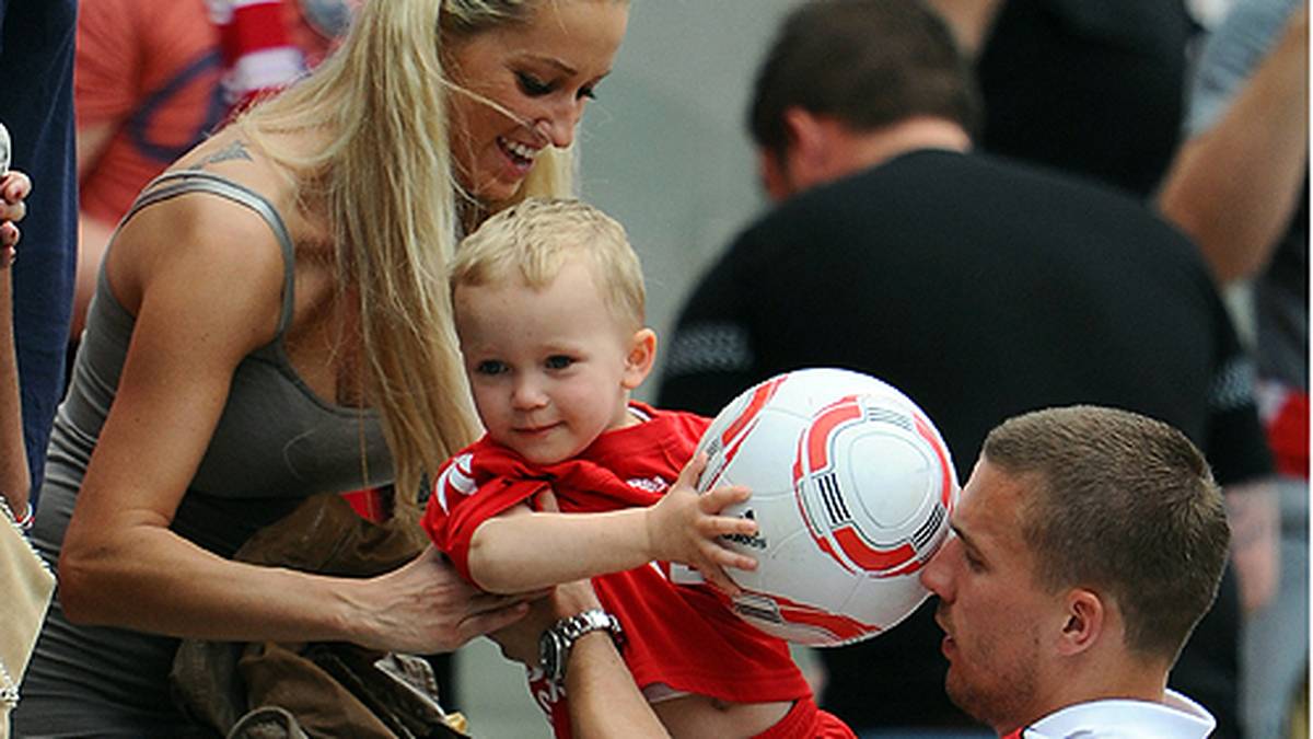 In der ersten Saison läuft es zwar noch nicht, gegen seinen Ex-Klub trifft Podolski aber immerhin. Im zweiten Jahr nach seiner Rückkehr erzielt er dann 13 Tore und macht auch international auf sich aufmerksam. Auch seine Frau Monika Puchalski und sein Sohn sind sichtlich glücklich in der Heimat