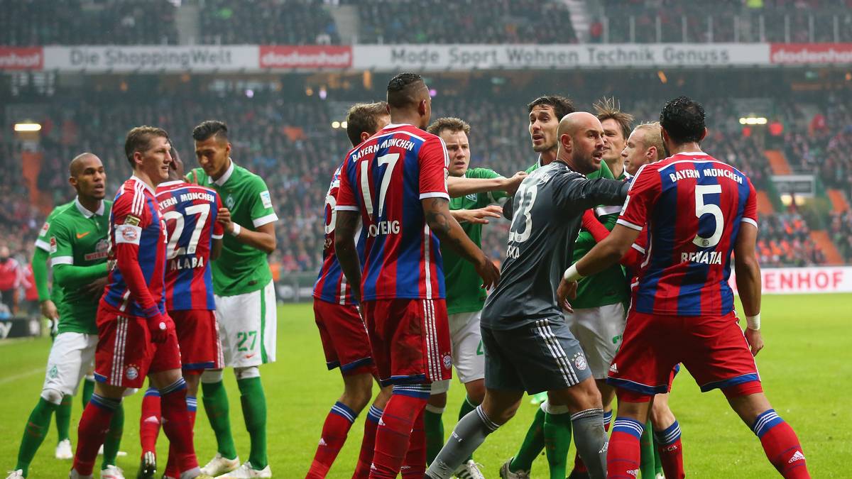 Auch auf dem Platz geht es zur Sache, einstecken muss aber vor allem Werder. 0:4 heißt es am Ende aus Sicht der Grün-Weißen