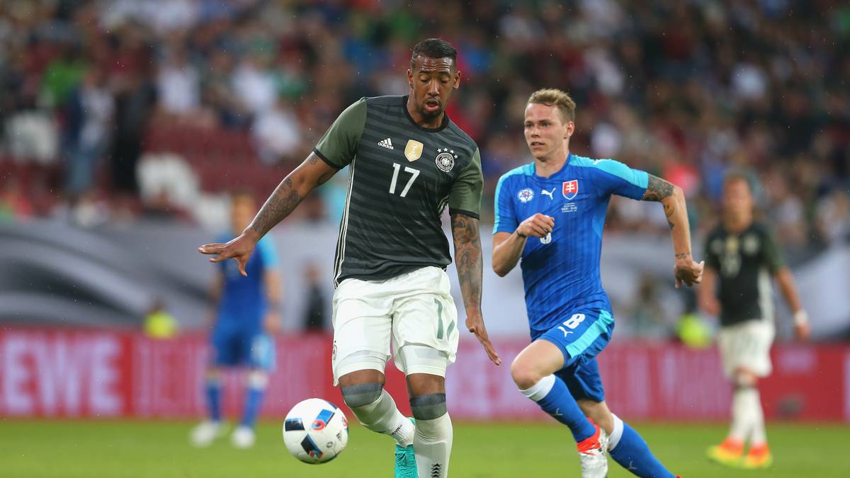 JEROME BOATENG: Schon vor Anpfiff unfreiwillig Mann des Tages. Die Augsburger grüßen ihn mit einem Banner "Jerome, sei unser Nachbar". Zentraler Pfeiler der Dreierkette. Hat die erste Chance des Spiels, in der 30. Minute zu mannschaftsdienlich, als er aus spitzem Winkel aufs leere Tor hätte zielen können. In der zweiten Halbzeit noch mal 20 Minuten Kapitän, als Bademeister in der Defensive aber wie die gesamte Defensive bei den Gegentoren zu passiv. SPORT1-Note: 4