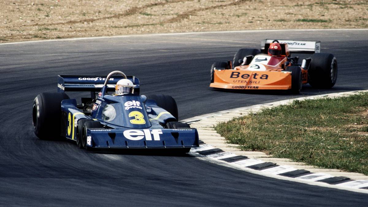 Da kleinere Reifen natürlich auch weniger Bodenhaftung haben, werden statt zwei gleich vier Reifen verwendet. Beim Großen Preis von Schweden fährt der Flitzer von Pilot Jody Scheckter als erstes Auto über die Ziellinie