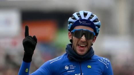 Simon Yates gewinnt die erste Einzelfahrt