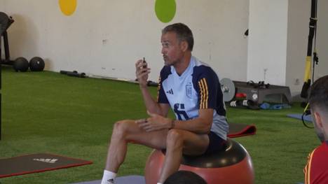 Vor dem Spiel gegen die Schweiz hat sich Spanien-Coach Luis Enrique etwas Besonderes einfallen lassen: Walkie-Talkies im Training. Ob dieser Trick auch gegen Deutschland bei der WM helfen wird?