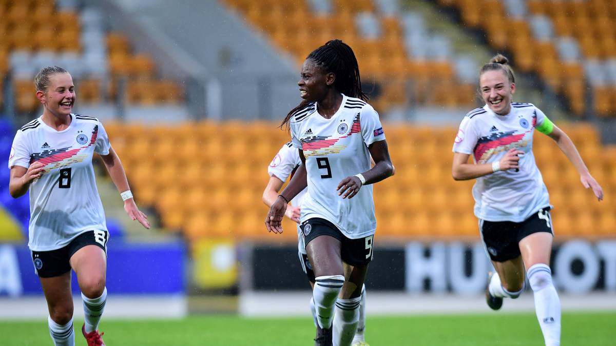 In 20 Pflichtspielen für die U19 traf Anyomi vier Mal, zuletzt sehenswert mit einem Traum-Freistoß beim 5:0-Sieg gegen Belgien. "Ich war in den Ferien häufig zusammen mit meinen Brüdern auf dem Bolzplatz und habe Freistöße geübt. (lacht) Als wir den Freistoß bekommen haben, habe ich mich gut gefühlt und Marie Müller gefragt, ob ich den Freistoß schießen kann. Gott sei Dank war der Ball dann im Tor!"