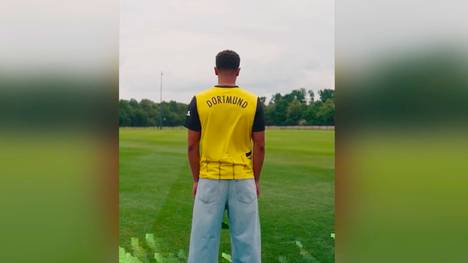 Borussia Dortmund hat Jobe Bellingham offiziell verpflichtet. Im Ankündigungsvideo wird die Vergangenheit seines Bruders Jude aufgegriffen.