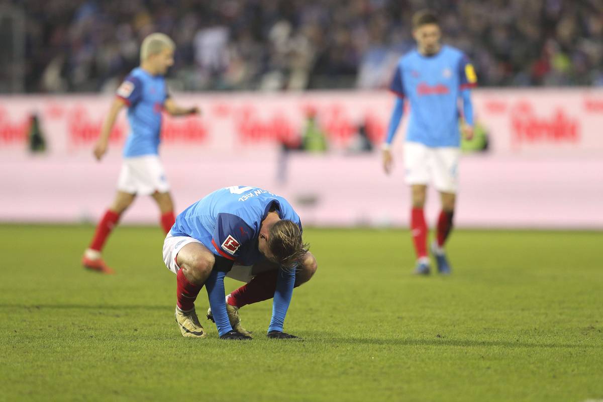 SPORT1 präsentiert die Top 10 Szenen vom 21. Spieltags der Bundesliga: Dortmunds Waldemar Anton erlebt ein bitteres Wiedersehen mit Ex-Klub Stuttgart, Leverkusen patzt folgenschwer, in Kiel sorgt ein gefühlter Torklau für Aufregung.