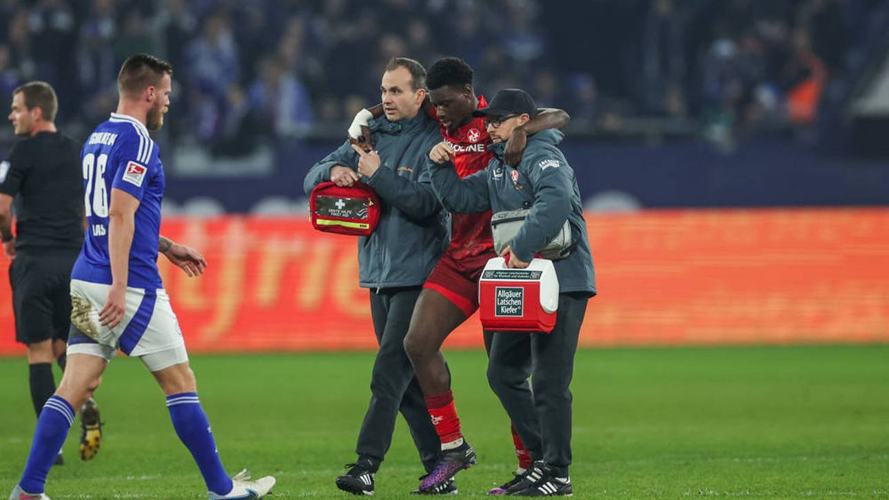 Ragnar Ache muss gestützt vom Feld getragen werden