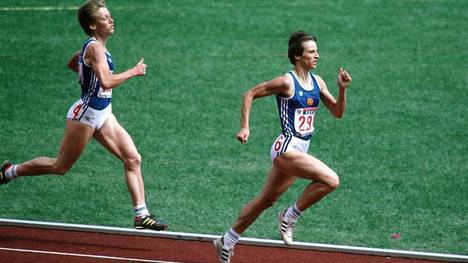 Läuferin Sigrun Wodars (DDR) beim Finish vor ihrer Landsfrau Christine Wachtel bei den Olympische Spielen,1988 in Südkorea