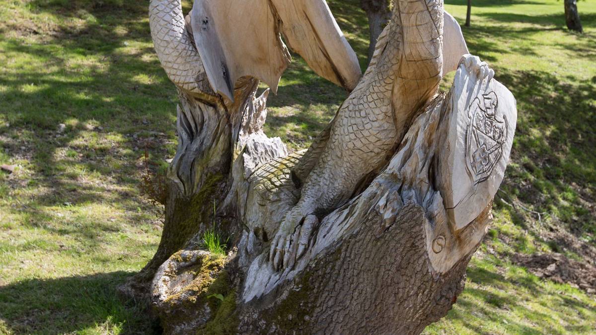 Doch damit nicht genug. Das absolute Highlight von Castle Mourinho steht in der Einfahrt: Ein steinerner Drache, der Feuer spuckt, wenn ein Auto vorbeifährt