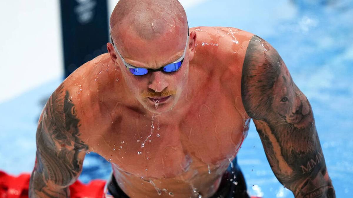 Schwimmstar Adam Peaty bestätigt seinen Olympiasieg von Rio über 100 m Brust bei den Sommerspielen in Tokio - und setzt auch optisch Zeichen