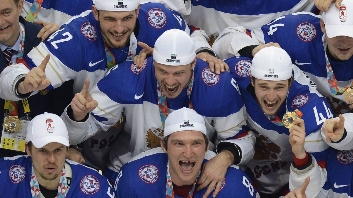 2014, RUSSLAND: Im Nachbarland Weißrussland holt die Sbornaja zum vorerst letzten Mal die Goldmedaille im Eishockey nach Moskau. Die Superstars Alexander Ovechkin (M.) und Viktor Tichonow lassen ab dem Viertelfinale nichts mehr anbrennen und fegen auch im Finale über bedauernswerte Finnen mit 5:2 hinweg
