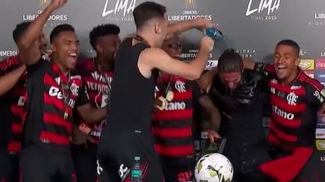 Die Spieler von Flamengo stürmten die Pressekonferenz von Trainer Filipe Luís nach dem Gewinn der Copa Libertadores. Für diesen gab es die obligatorische Bierdusche – in diesem Fall nur mit Powerade anstelle des Alkohols.