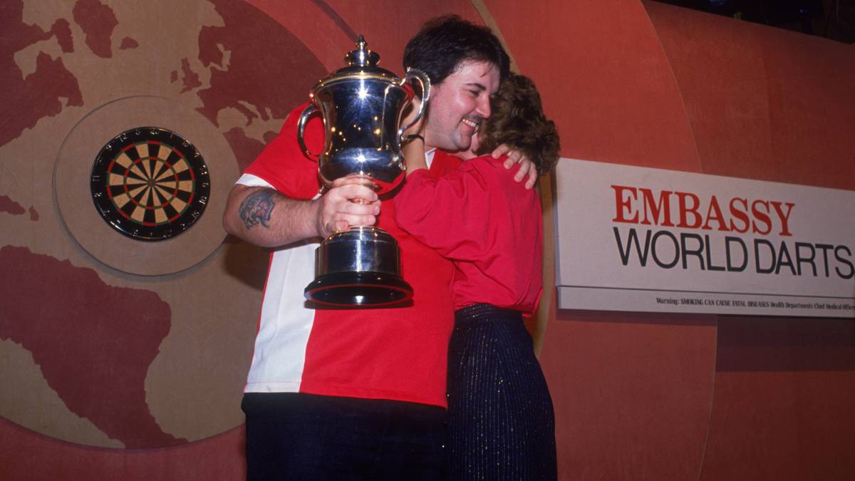1990: Bei der WM erreicht Taylor direkt das Finale. Dort trifft er ausgerechnet auf Förderer und Mentor Eric Bristow, der ihm durch seine finanzielle Hilfe überhaupt erst die Teilnahme an großen Darts-Turnieren ermöglicht hat. Taylor gewinnt 6:1 - sein endgültiger Durchbruch