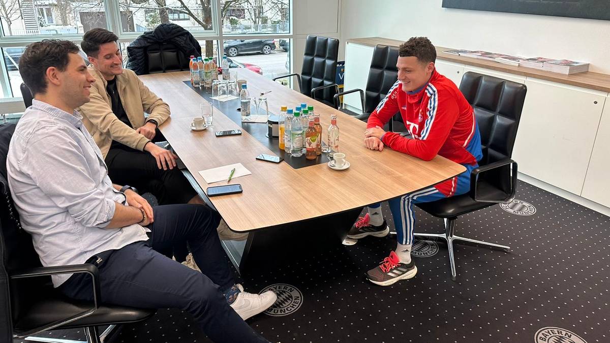 Die SPORT1-Reporter Jonas Nohe (l.) und Kerry Hau im Gespräch mit Bayern-Star Benjamin Pavard