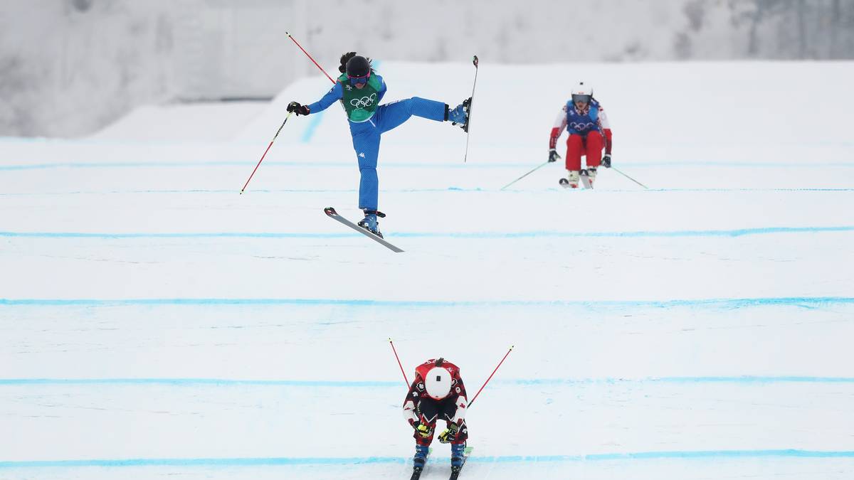 Die kurioseste Einlage legt derweil Debora Pixner hin. Die Italienerin scheint als Zweite ihres Laufs sicher im Viertelfinale. Doch kurz vor dem Ziel kommt sie ins Straucheln und stürzt