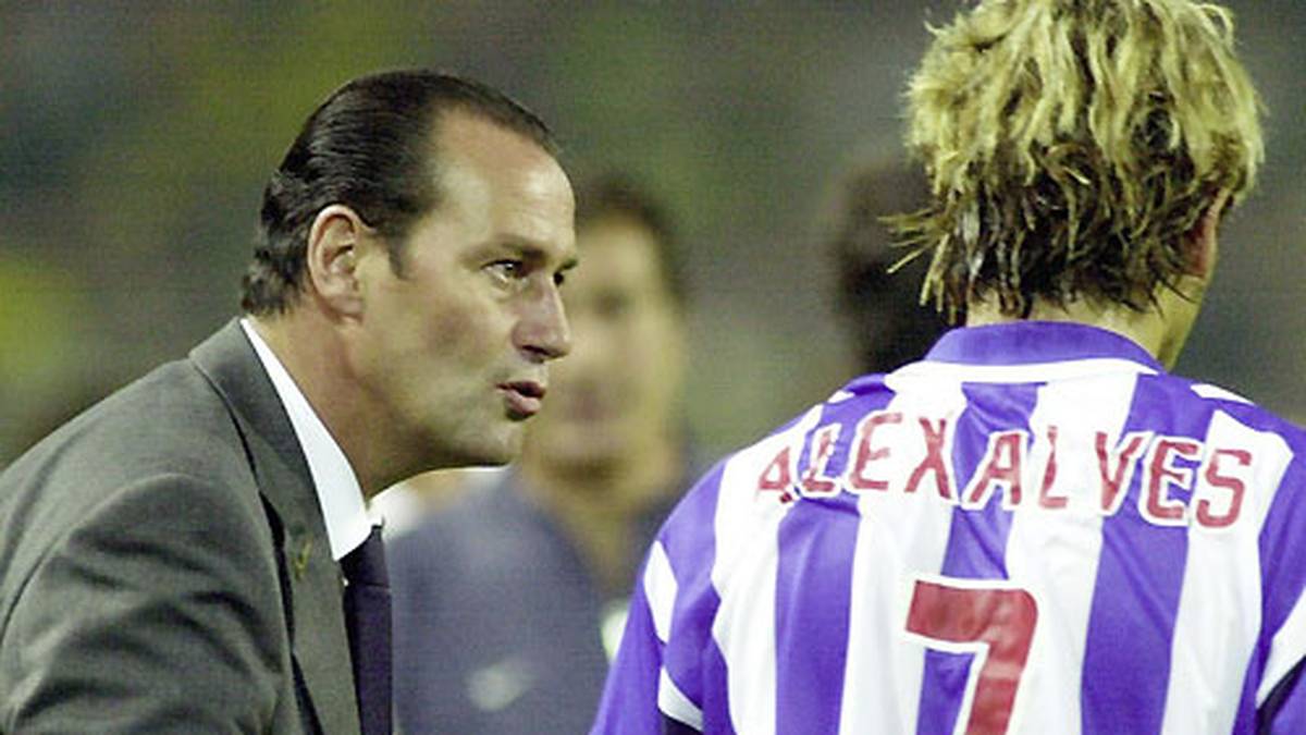 Dort wird der Niederländer jedoch nicht allzu glücklich. Nach dem Erreichen des UEFA-Cups in seiner ersten Saison läuft es nicht rund. Noch während der Hinrunde zieht die Hertha die Reißleine und entlässt Stevens