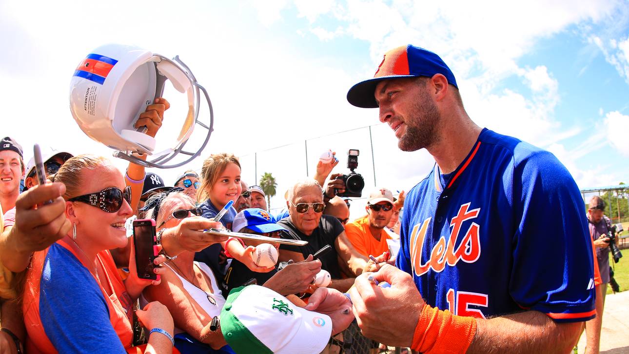 Tebow hilft bewusstlosem Fan