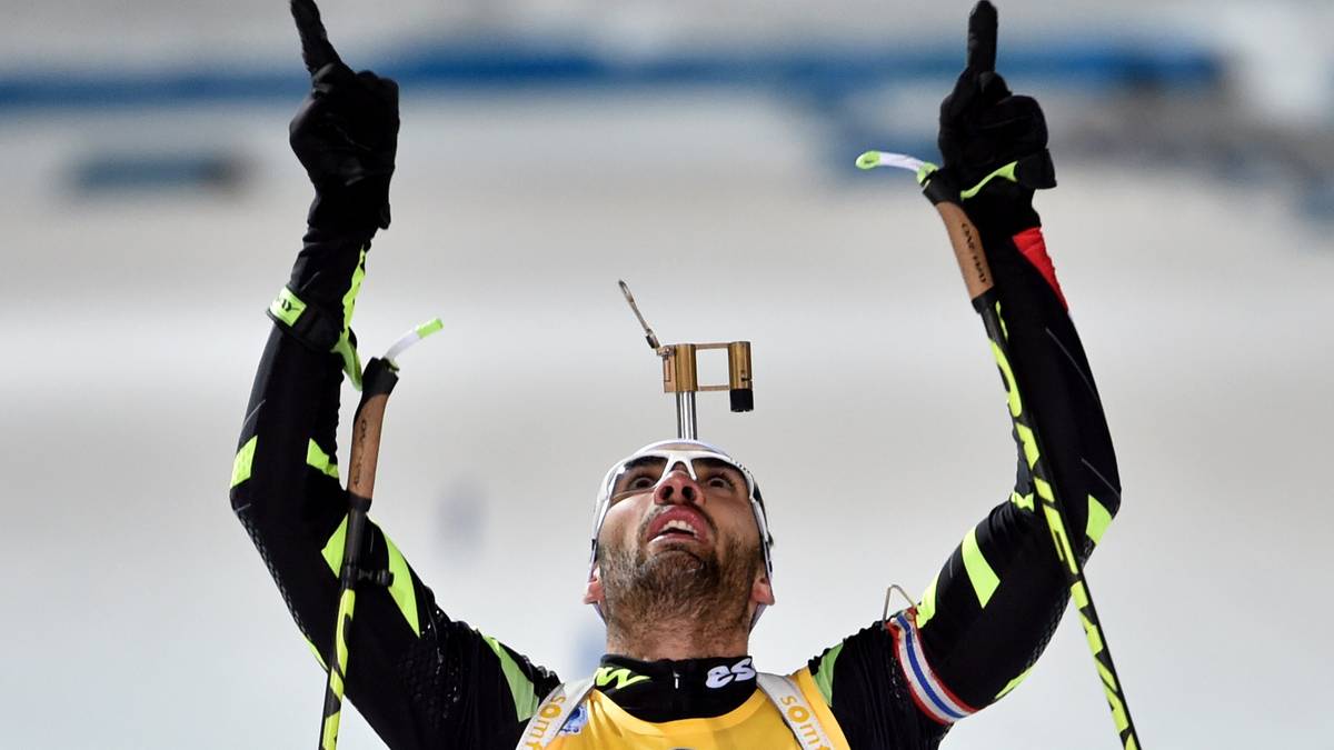 Große Geste: Martin Fourcade widmet seinen Sieg den Opfern des Hubschrauberunglücks, bei dem am 10. März unter anderem die französischen Spitzensportler Camille Muffat (25) und Florence Arthaud (57) ums Leben kamen