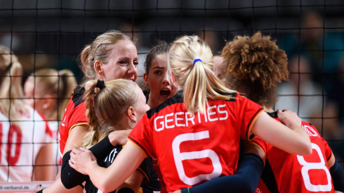 "Hanke geht als Kapitänin voran und wird die Mannschaft mit ihrer Erfahrung führen. Ein Aus in der Vorrunde wäre eine Enttäuschung. Ab der K.o.-Phase ist dann alles möglich - sogar das Halbfinale. Es kommt viel auf die Tagesform an"