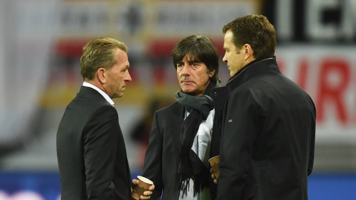 Mit Andreas Köpke (l.) und Oliver Bierhoff bespricht der  Bundestrainer die Lage vor dem abschließenden EM-Qualifikationsspiel der DFB-Elf. Eine Niederlage sollte man sich besser nicht erlauben