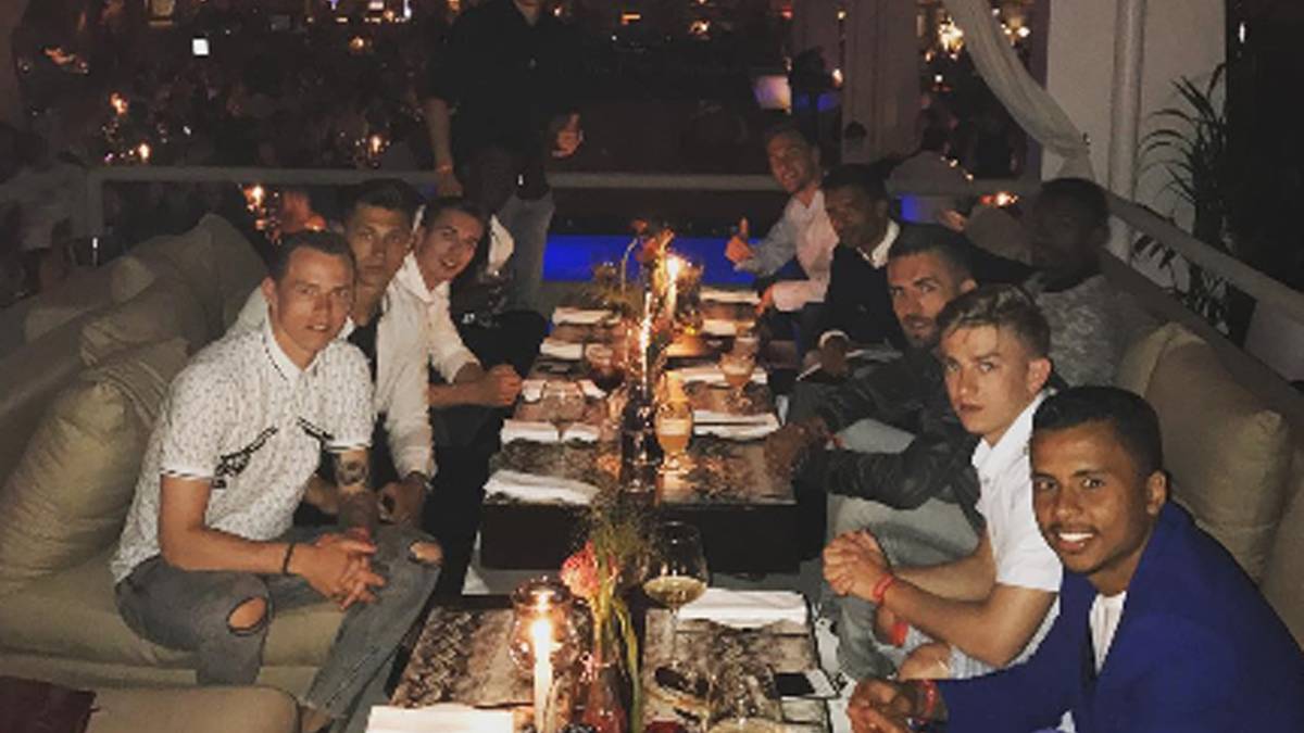 Hertha BSC feiert seine tolle Saison auf Ibiza. Im Restaurant warten Vedad Ibisevic, Sami Allagui und Co. stilecht auf ihre Speisen