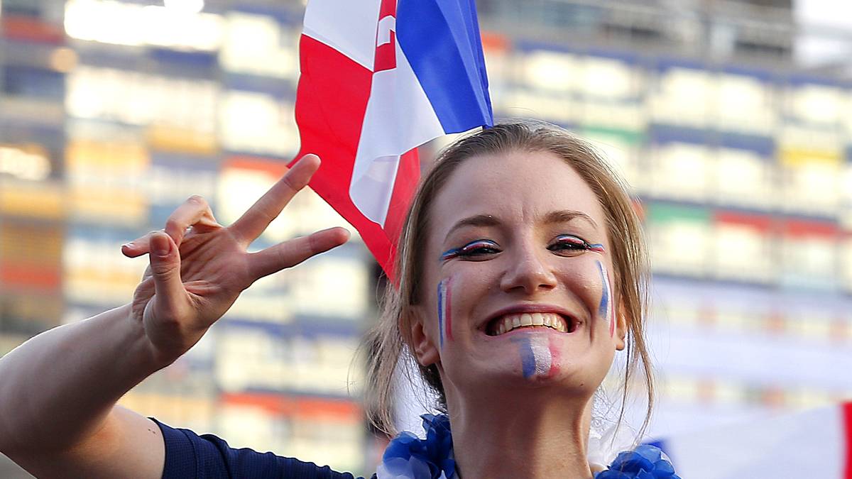Wenn jemand so strahlt, kann er nur gut aussehen. Diese Französin feiert den Gruppensieg der Equipe tricolore