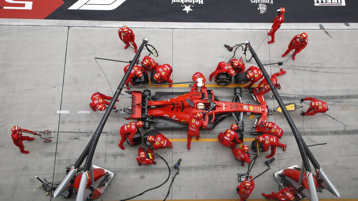 Bei jedem Rennen werden die Standzeiten beim Reifenwechsel gemessen und daraus ein eigenes Ranking erstellt - der sogenannte "DHL Fastest Pit Stop Award". Entscheidend dafür ist der jeweils schnellste Boxenstopp eines jeden Fahrers