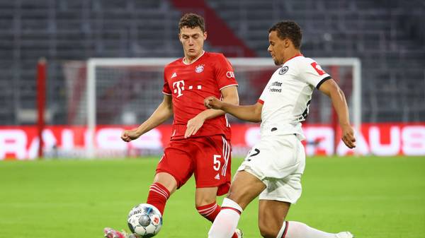 MUNICH, GERMANY - JUNE 10: Timothy Chandler of Frankfurt in action with Benjamin Pavard of Bayern Munich during the DFB Cup semifinal match between FC Bayern Muenchen and Eintracht Frankfurt at Allianz Arena on June 10, 2020 in Munich, Germany. (Photo by Kai Pfaffenbach/Pool via Getty Images)