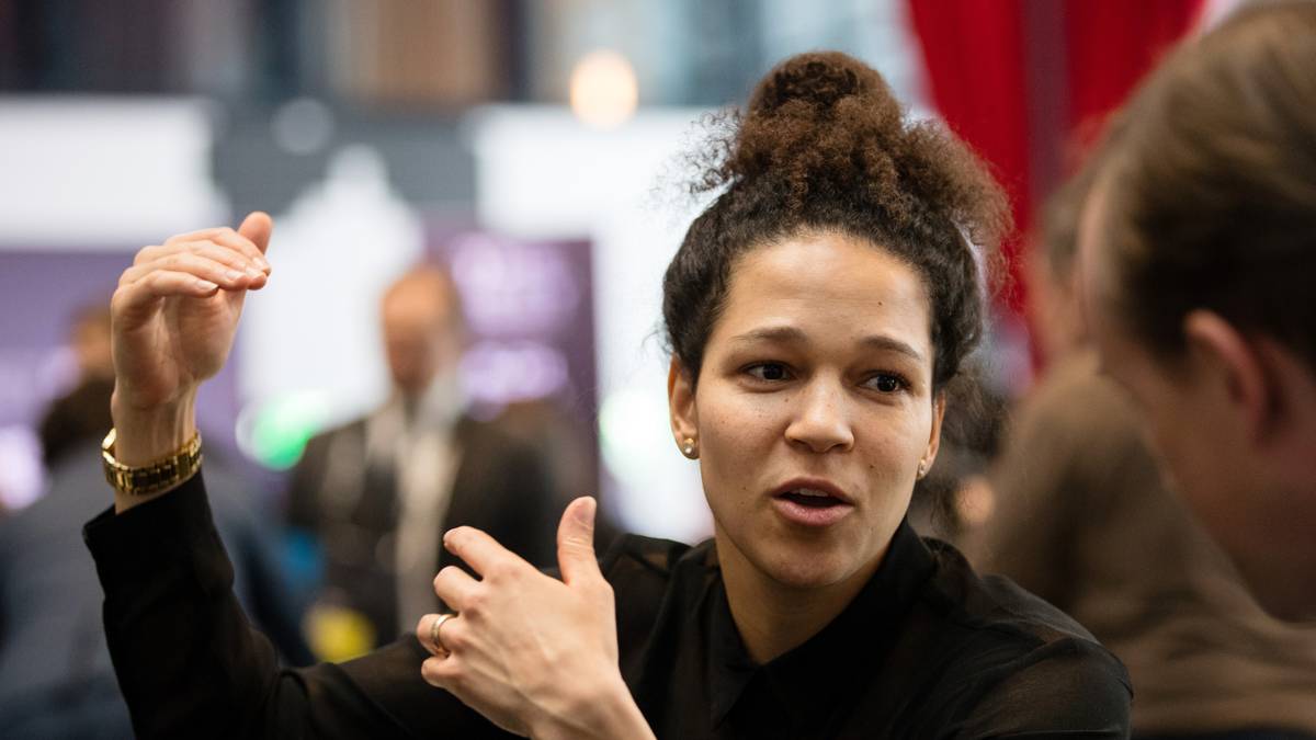 Zwei ehemalige beziehungsweise pausierende deutsche Nationalspielerinnen bringen Glamour in die Veranstaltung. Celia Sasic...