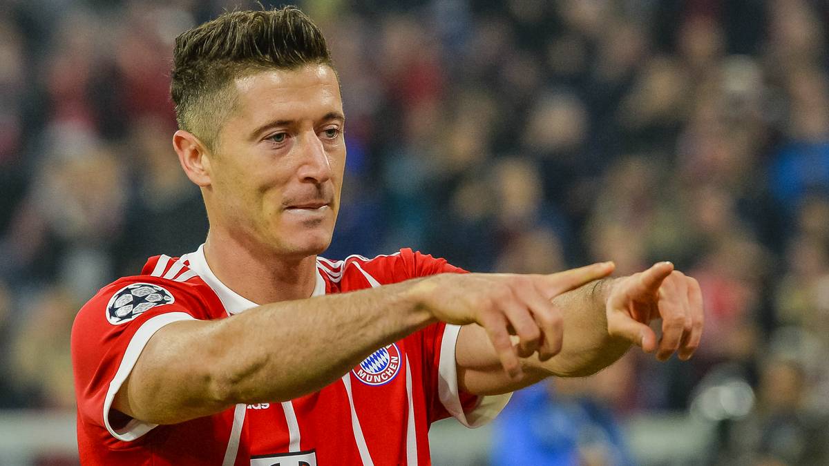 ROBERT LEWANDOWSKI: Gab die sportliche Antwort auf den Wirbel um sein kritisches Interview. War wegen seines herausgeholten Elfmeters und Tors der beste Bayer in Hälfte eins, trat dann aber kaum noch in Erscheinung - SPORT1-Note: 2,5