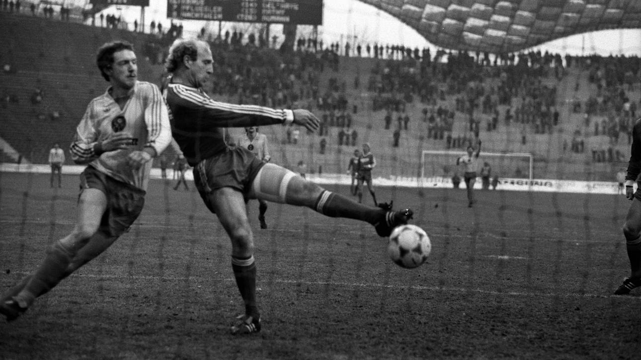 Dieter Hoeneß (r.) trifft für den FC Bayern gegen Braunschweigs Jaroslav Studzizba zum 4:0