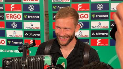 Nach dem Pokalsieg gibt Konrad Laimer ein richtig lockeres Interview. Man merkt ihm die Erleichterung über den Sieg in jedem Satz an.